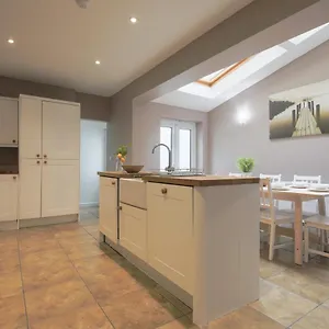 Spacious 4 Bedroom House- Walking Distance To Centre & Great Backyard , Cardiff United Kingdom