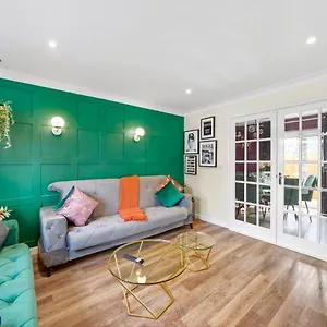 Designer House In - Hot Tub - Sleeps 10 , Bristol United Kingdom